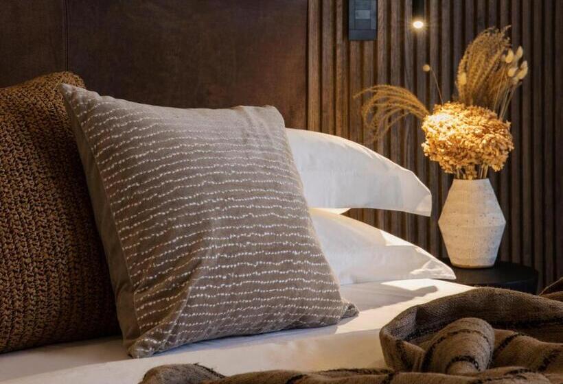 اتاق لوکس با تخت بزرگ, Askara Haus