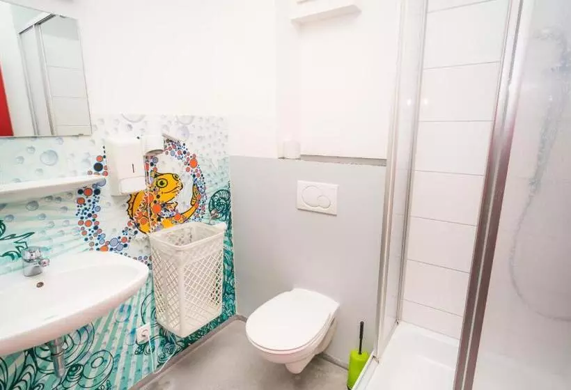 اتاق استاندارد یک نفره, Babelfish Hostel