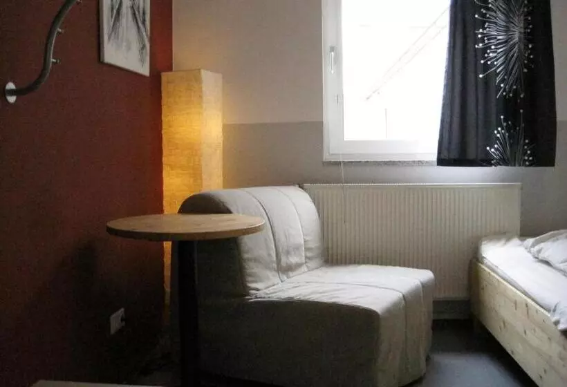 اتاق استاندارد یک نفره, Babelfish Hostel