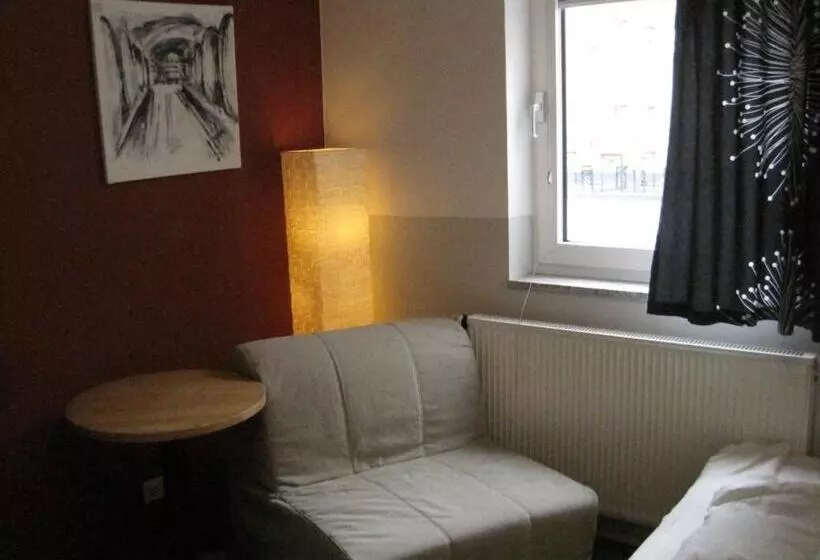 اتاق استاندارد یک نفره, Babelfish Hostel