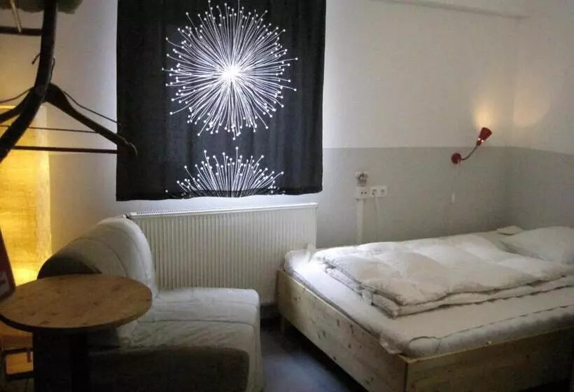 اتاق استاندارد یک نفره, Babelfish Hostel