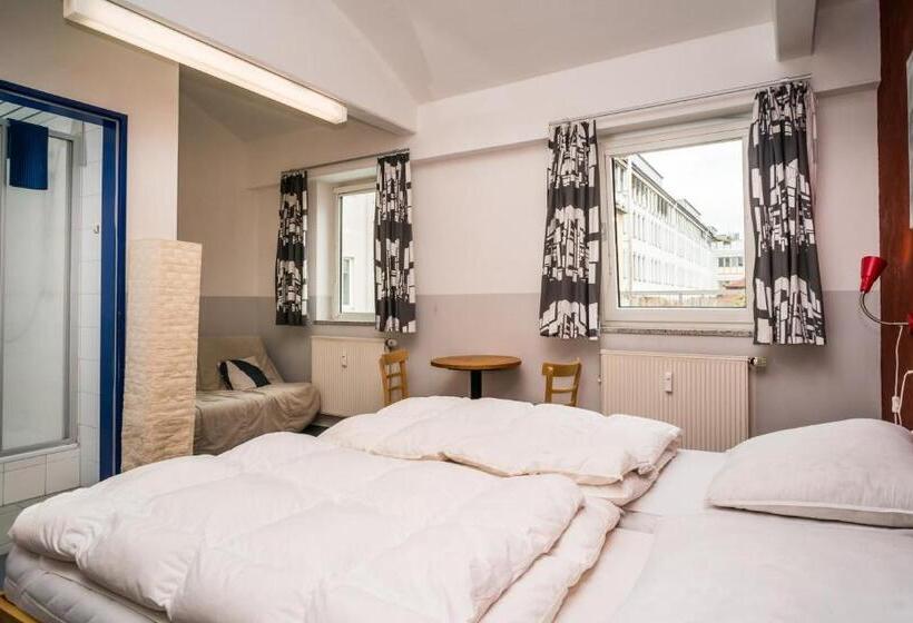 Номер Стандарт, Babelfish Hostel