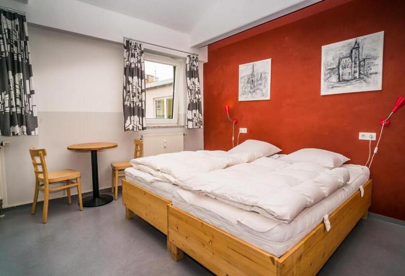 Номер Стандарт, Babelfish Hostel