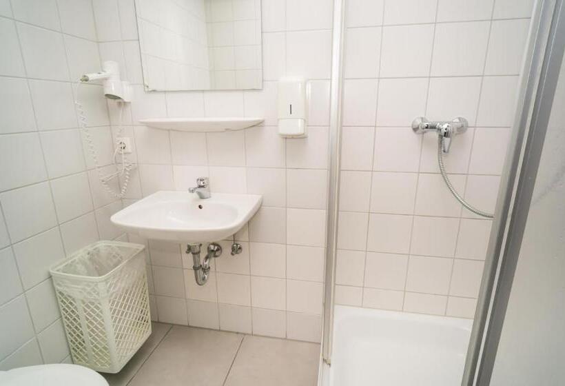 Номер Стандарт, Babelfish Hostel