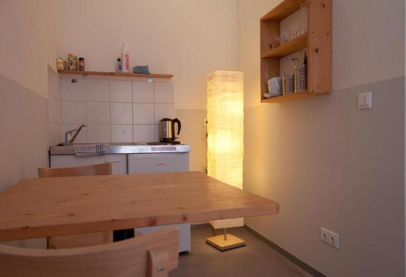 Студия Стандарт, Babelfish Hostel