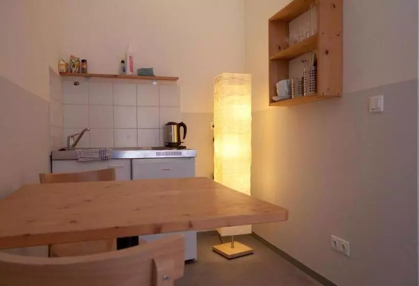 استودیوی استاندارد, Babelfish Hostel