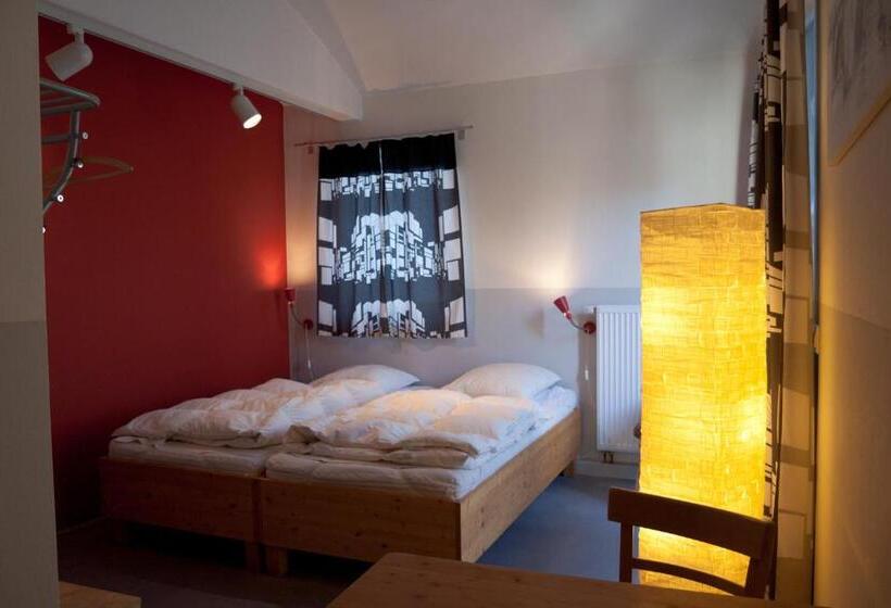 标准工作室, Babelfish Hostel