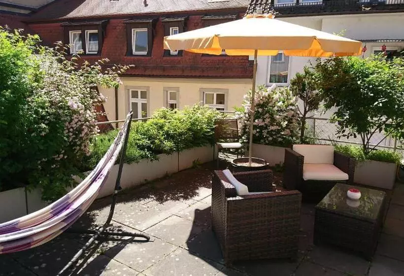 استودیوی استاندارد, Babelfish Hostel