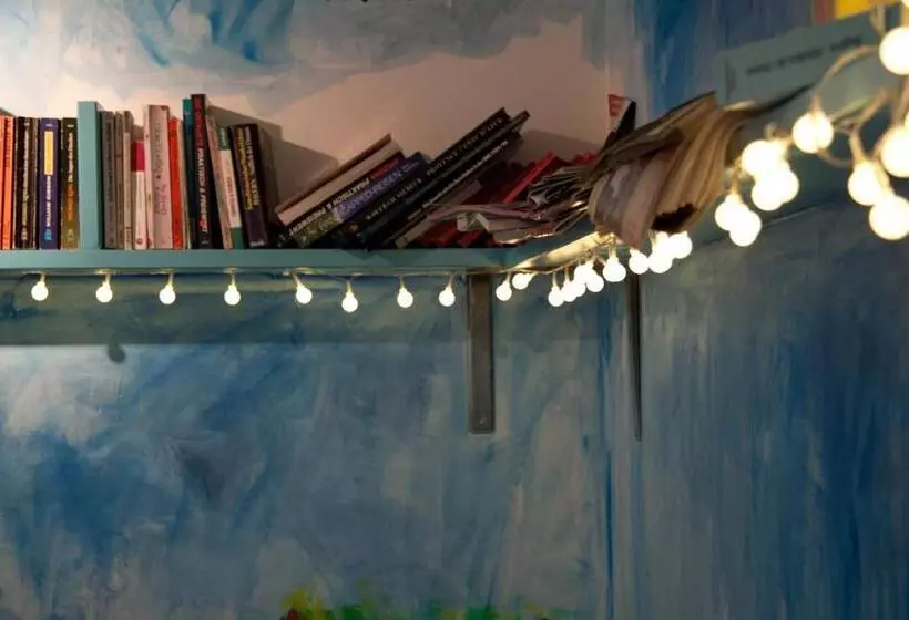 اتاق استاندارد چهار تخته, Babelfish Hostel