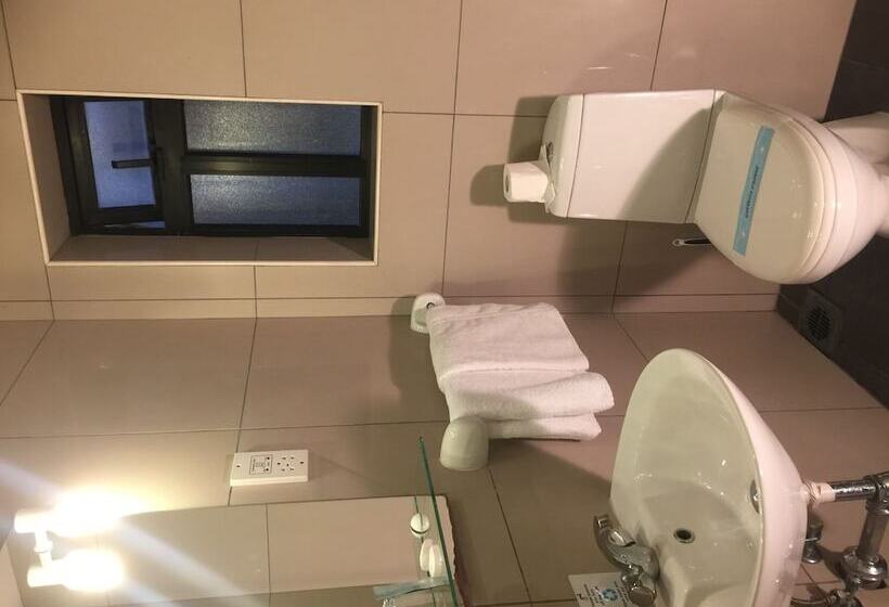 اتاق اکونومی, Dean Hamlet