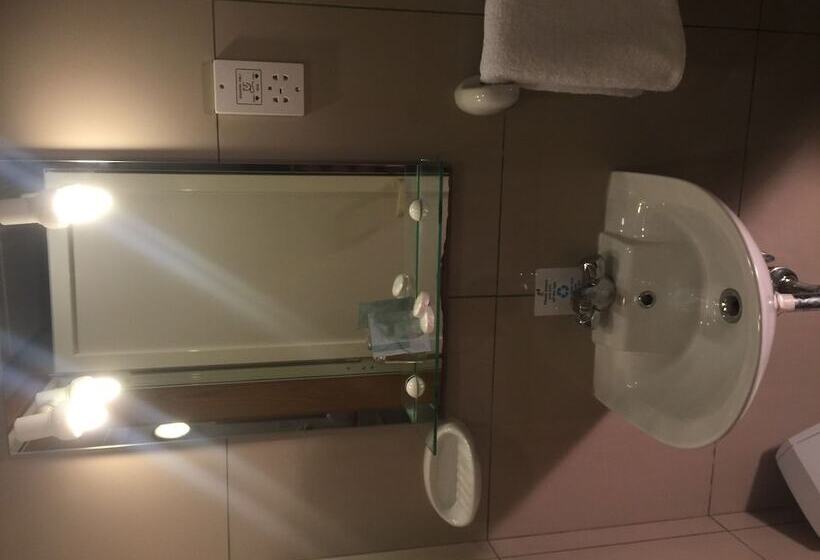 اتاق اکونومی, Dean Hamlet