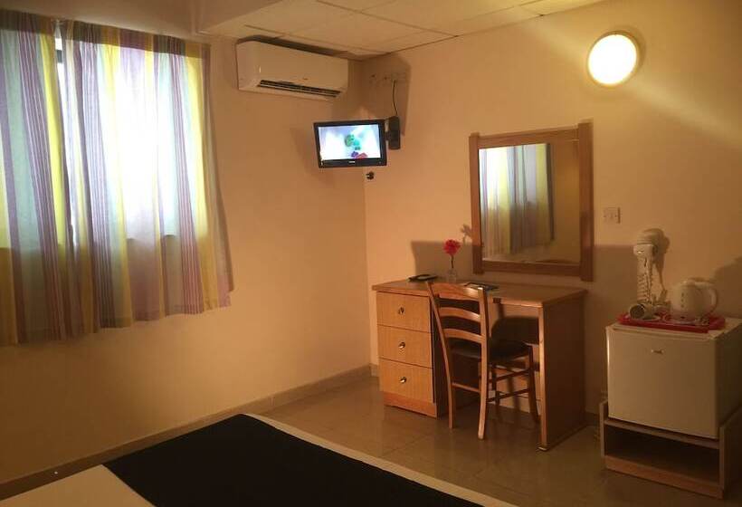 اتاق اکونومی, Dean Hamlet