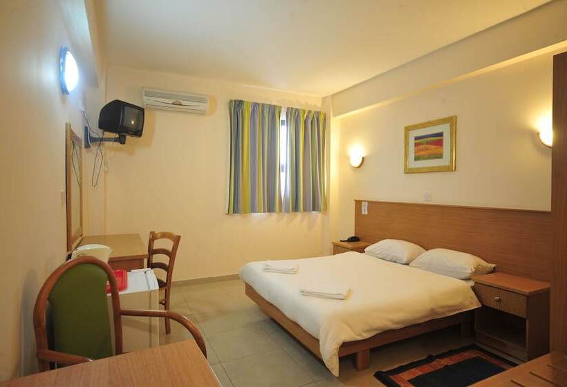 اتاق اکونومی, Dean Hamlet