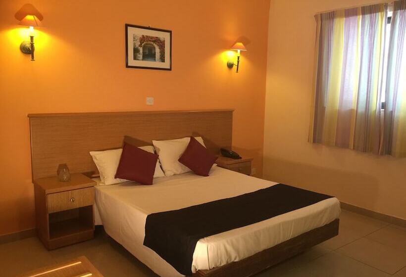 اتاق اکونومی, Dean Hamlet