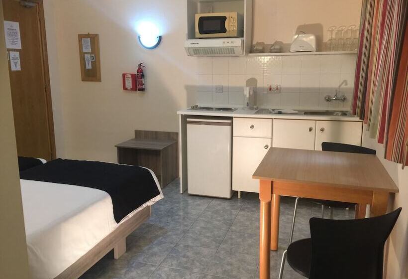 استودیوی استاندارد, Dean Hamlet