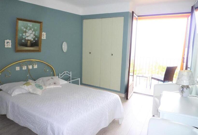 海景标准间露台, Celine