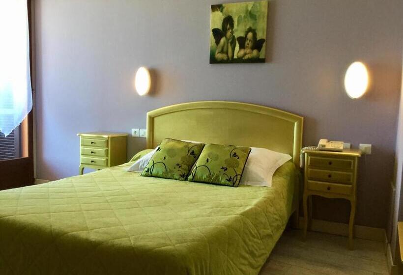 海景标准间露台, Celine