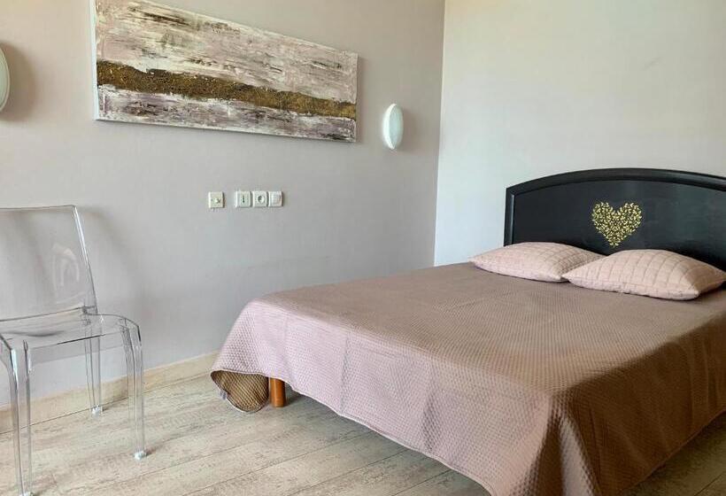 海景标准间露台, Celine