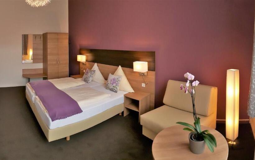 חדר סטנדרט לשלושה, Flora