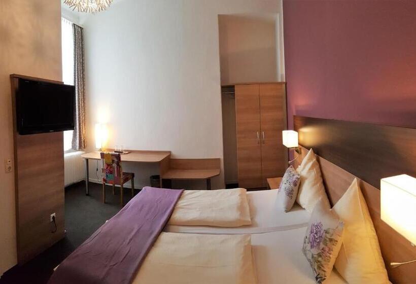 חדר סטנדרט לשלושה, Flora