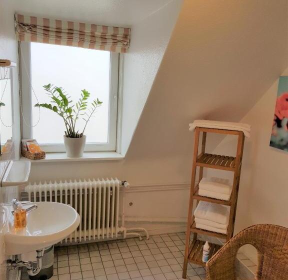 חדר סטנדרט לשלושה, Flora