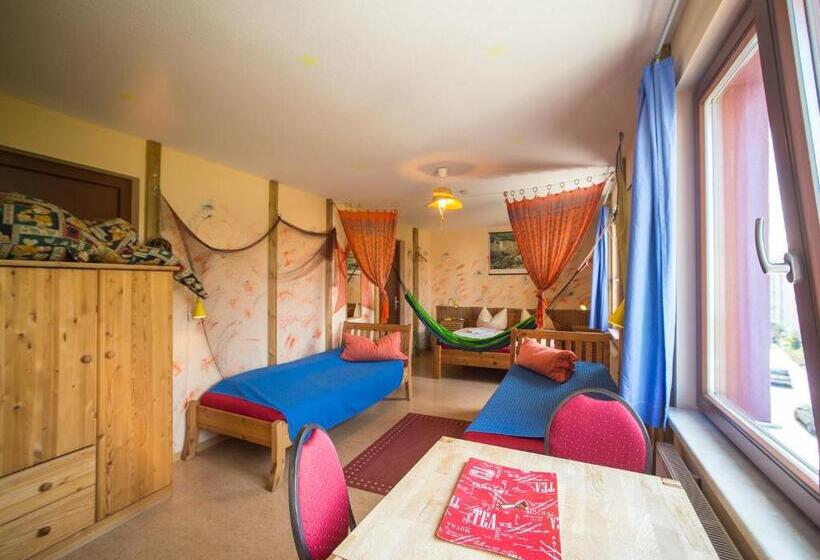 חדר סטנדרט לשלושה, Greifennest