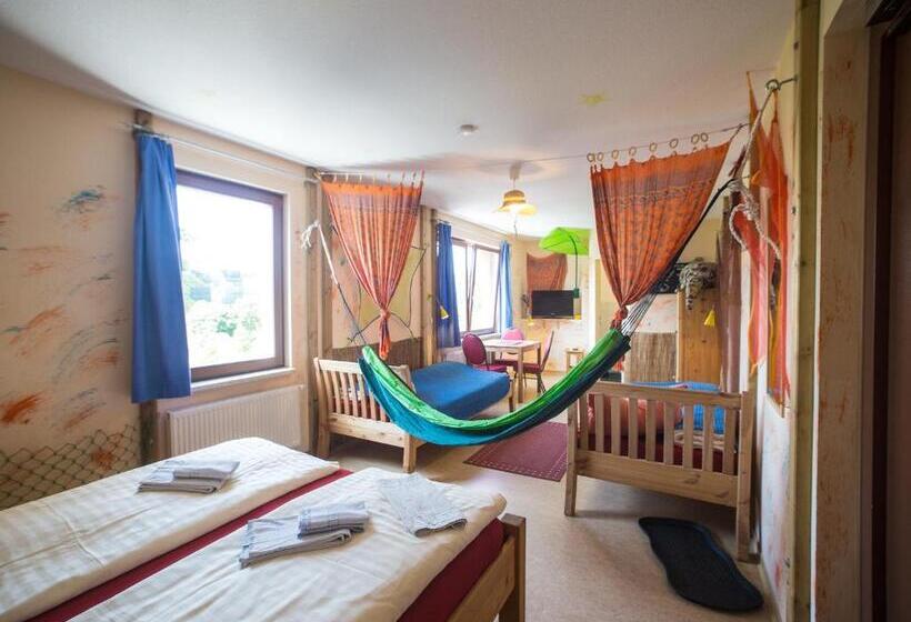 חדר סטנדרט לשלושה, Greifennest