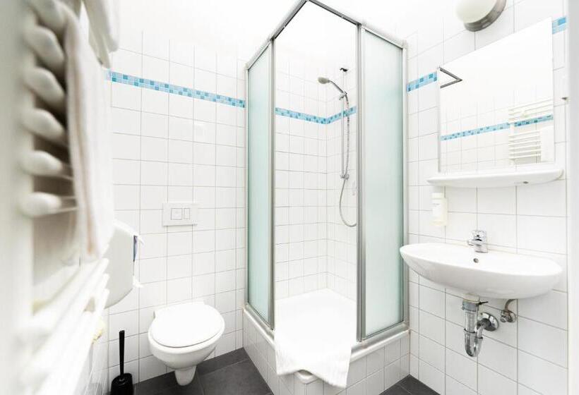 اتاق استاندارد سه نفره, Industriepalast Berlin