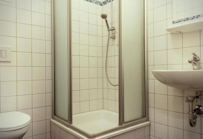 اتاق استاندارد سه نفره, Industriepalast Berlin