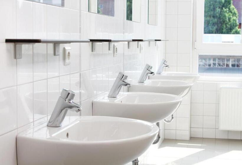 تختخواب در اتاق مشترک, Industriepalast Berlin