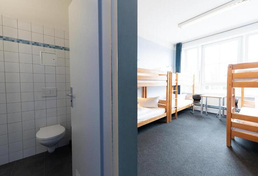 تختخواب در اتاق مشترک, Industriepalast Berlin