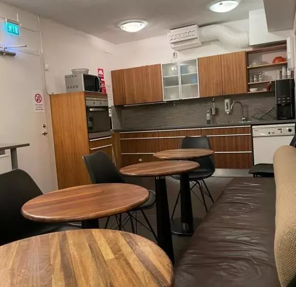 Standard Neljän Hengen Huone Jaettu Kylpyhuone, Uppsala City Hostel