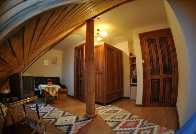 基本间, Vila House Family