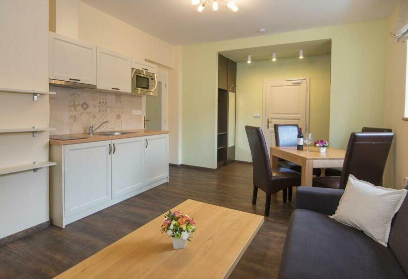 Family Suite, Anno