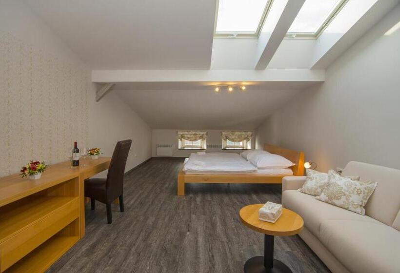 デラックスルーム, Anno