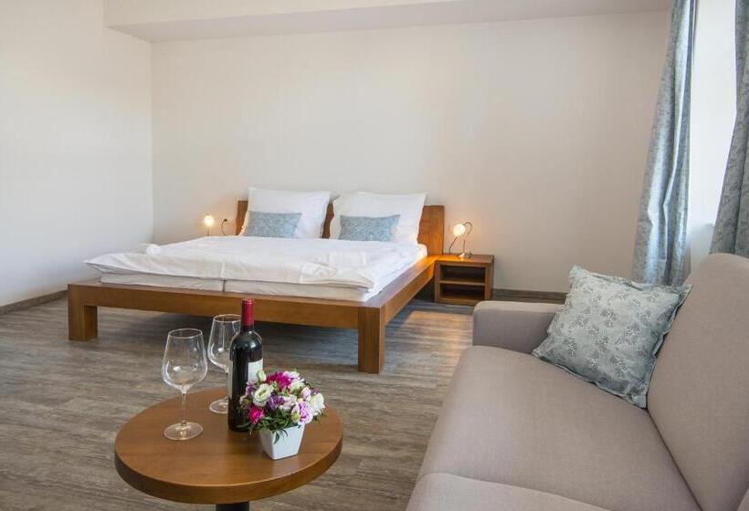 トリプルクラシックルーム, Anno