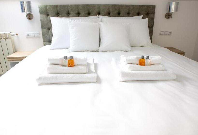 1 Bedroom Penthouse Apartment, City Rooms