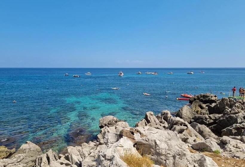 带1个卧室的公寓, Ashur Mondello