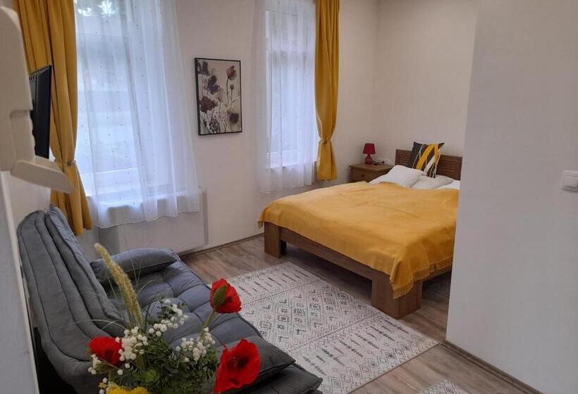 Quarto Estandar, Adamkó Borkert Ház