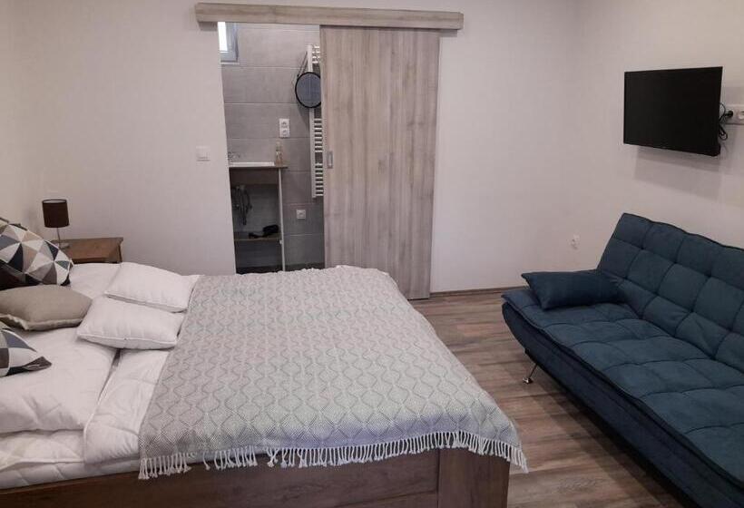 スタンダードルーム, Adamkó Borkert Ház