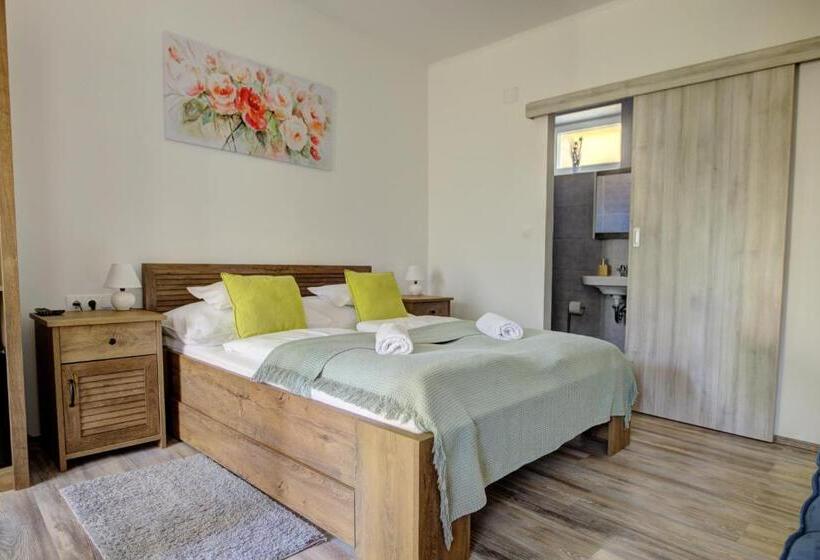 スタンダードルーム, Adamkó Borkert Ház