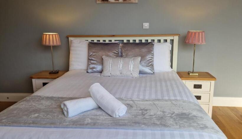 غرفة قياسية, The Cloisters