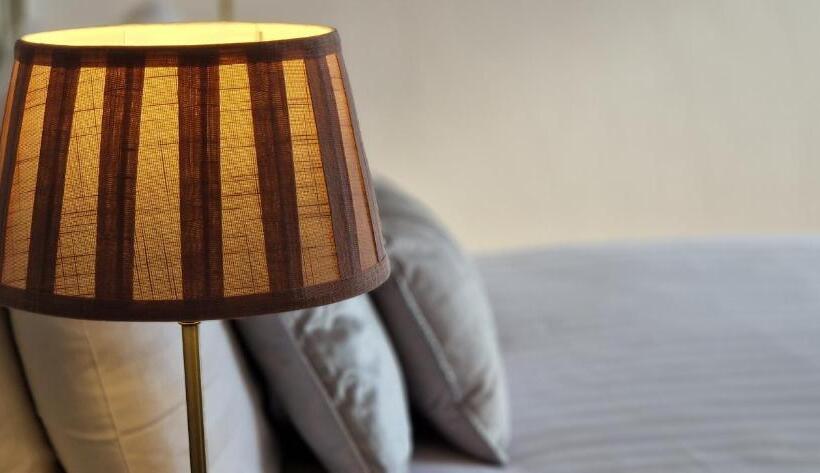 غرفة قياسية, The Cloisters