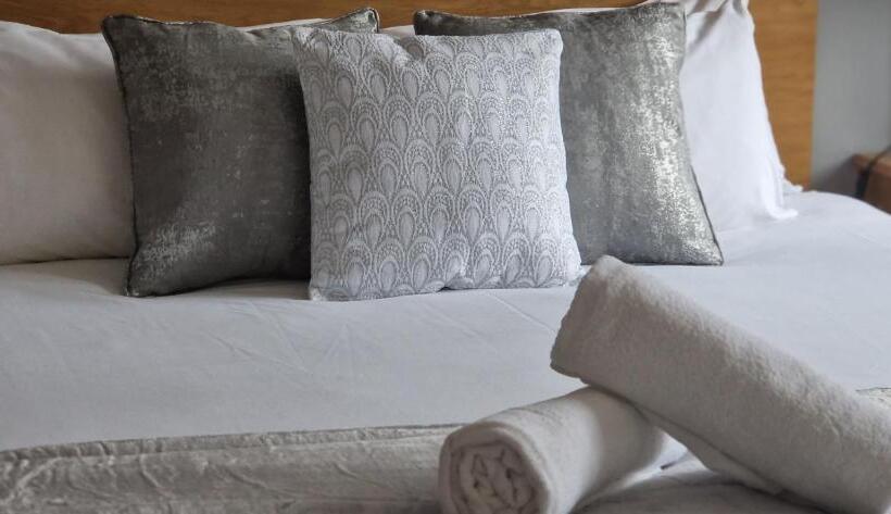 غرفة ديلوكس, The Cloisters