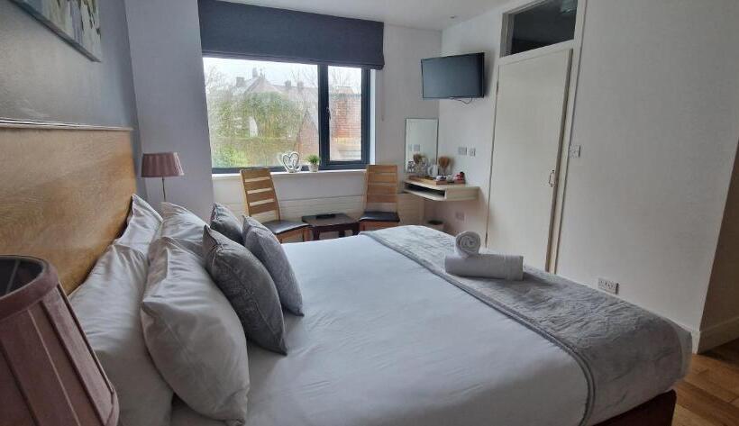 غرفة ديلوكس, The Cloisters