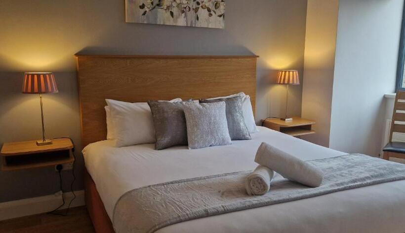 غرفة ديلوكس, The Cloisters