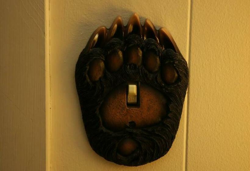 חדר סטנדרט לשלושה, Holiday Motel