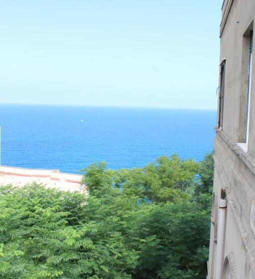 غرفة ديلوكس, Ellysblue