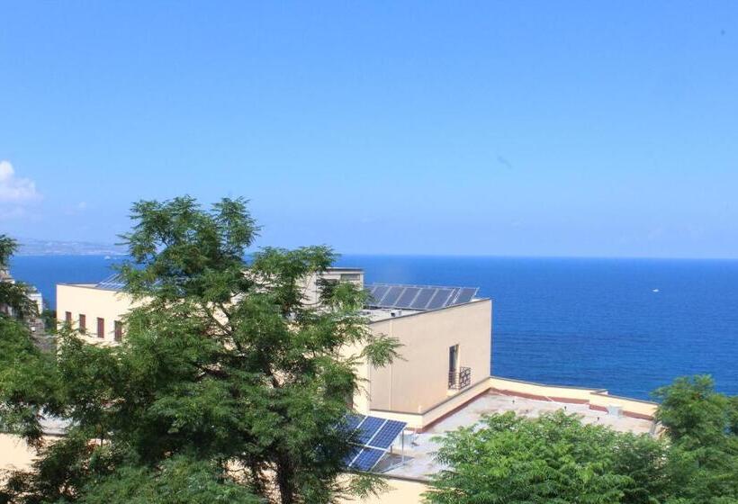 غرفة ديلوكس, Ellysblue