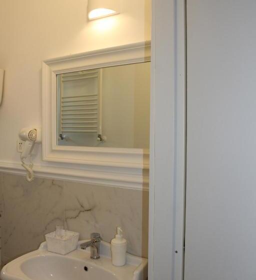 غرفة ديلوكس, Ellysblue